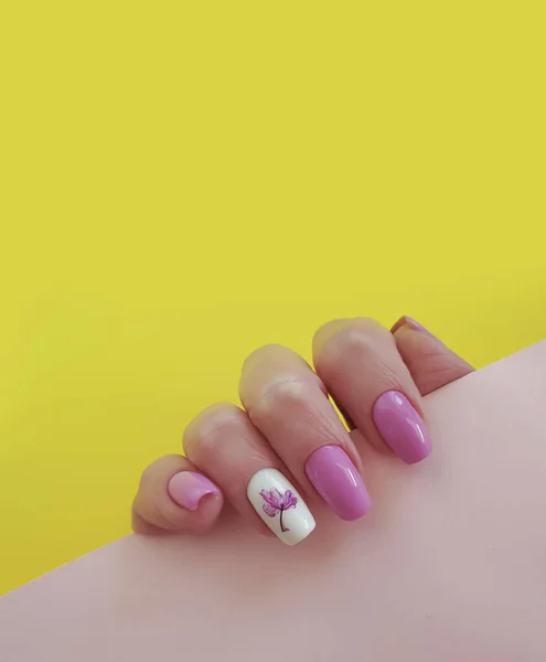 Manicura Hermosa Mano Femenina Sobre Fondo Color Floral — Foto de Stock