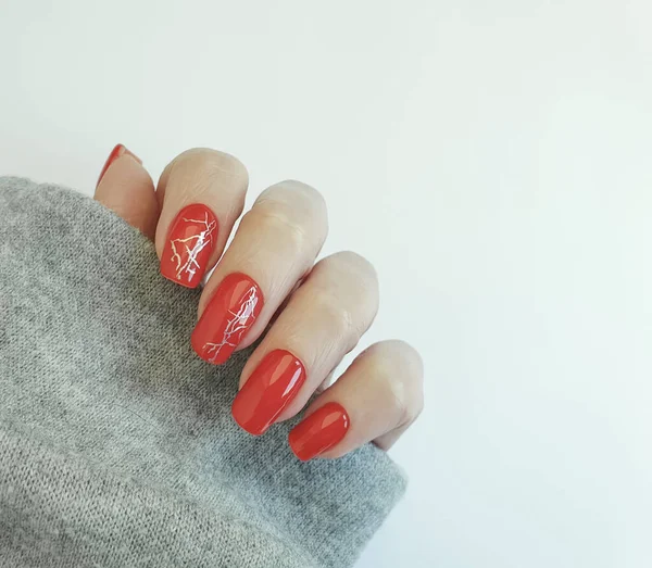 Mão Feminina Bonito Vermelho Manicure Suéter Inverno — Fotografia de Stock