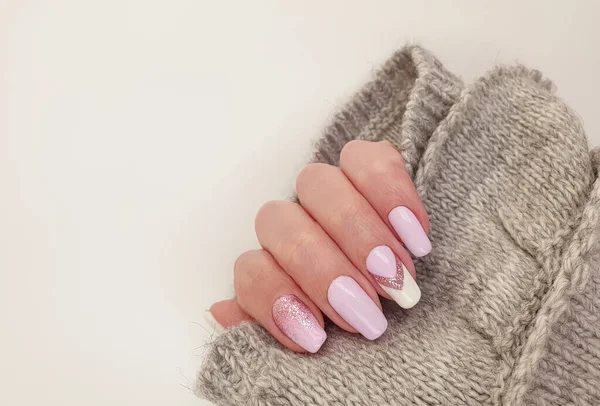 Vrouwelijke Hand Mooie Manicure Trui — Stockfoto