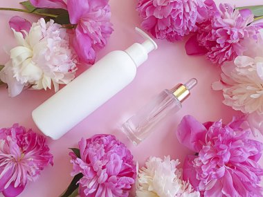 krem kozmetik şakayık çiçeği renkli bir arka planda