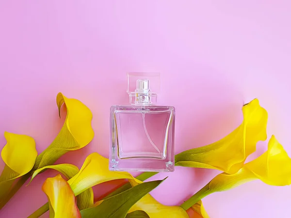 Perfum Butelka Calla Kwiat Kolorowym Tle — Zdjęcie stockowe