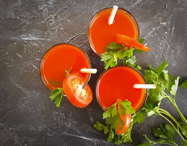 Domates suyu, beton zeminde maydanoz.