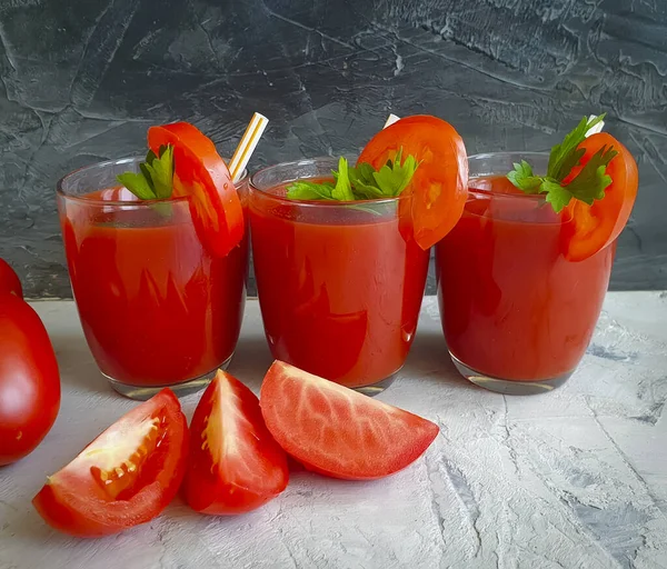 Succo Pomodoro Prezzemolo Uno Sfondo Concreto — Foto Stock