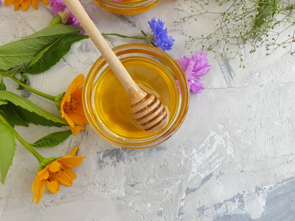Färsk Honung Ringblomma Betong Bakgrund — Stockfoto