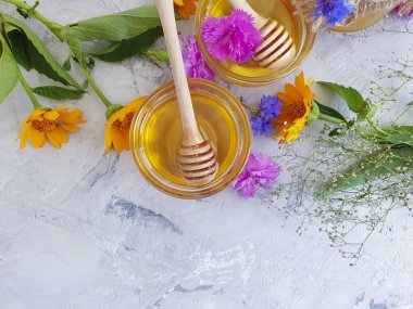 Taze bal, çimento arka planda takvim çiçeği