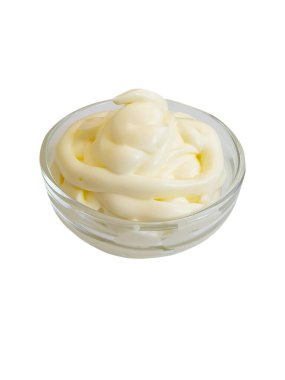 Beyaz arka planda izole edilmiş cam bir kavanozda mayonez.