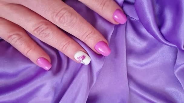 Mano Femenina Hermosa Manicura Seda Floral — Vídeos de Stock