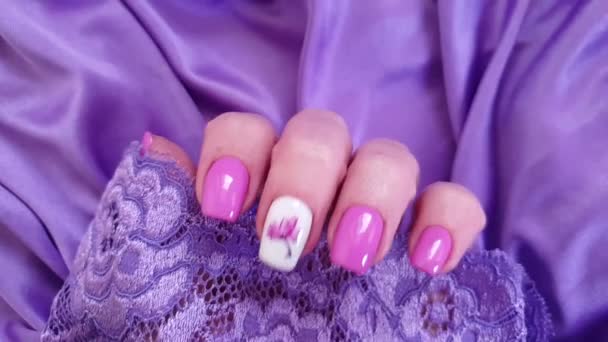 Vrouwelijke Hand Mooie Manicure Zijde Bloemen — Stockvideo