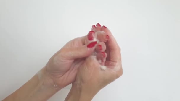 Weibliche Hände Waschen Sich Mit Seife — Stockvideo