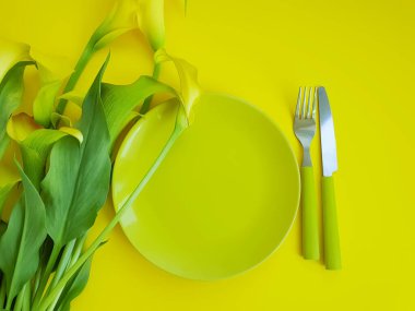 plaka, renkli bir arka planda kalla çiçeği