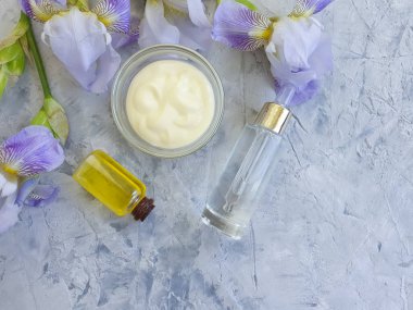 Beton zeminde kozmetik süsen çiçeği kremi