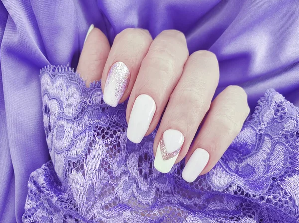 Kobieta Ręka Paznokcie Piękny Manicure Jedwab — Zdjęcie stockowe