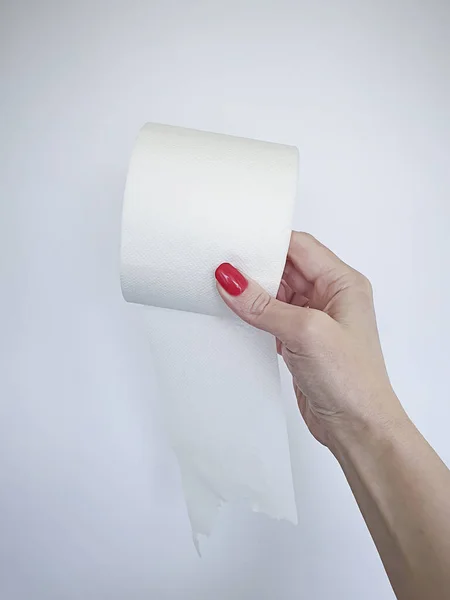 Samica Trzyma Papier Toaletowy — Zdjęcie stockowe