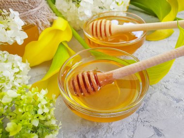 Beton zeminde taze bal çiçeği