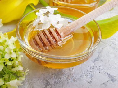 Beton zeminde taze bal çiçeği