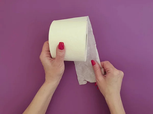 Mãos Femininas Com Papel Higiênico Fundo Colorido — Fotografia de Stock