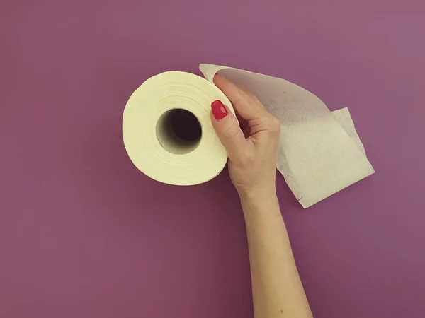 Female Hands Toilet Paper Colored Background — Stock Photo, Image