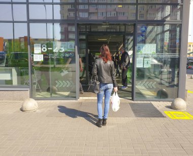 8 Nisan 2020, Ukrayna, Kiev, bakkal kuyruğu.