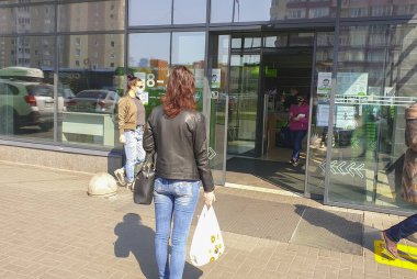 8 Nisan 2020, Ukrayna, Kiev, bakkal kuyruğu.