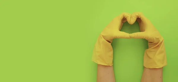 Żeńskie Dłonie Żółtych Rękawiczkach Czyszczenia Kolorowym Tle — Zdjęcie stockowe