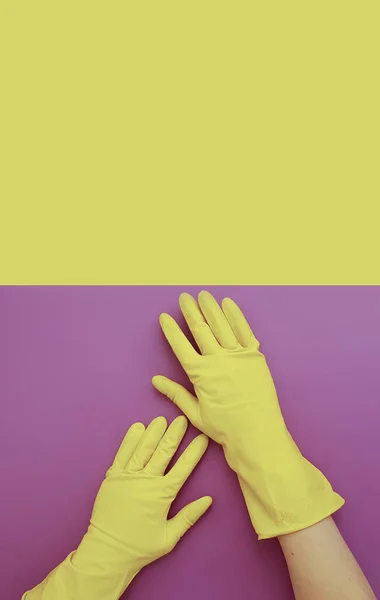 Γυναικεία Χέρια Κίτρινα Γάντια Για Τον Καθαρισμό Έγχρωμο Φόντο — Φωτογραφία Αρχείου