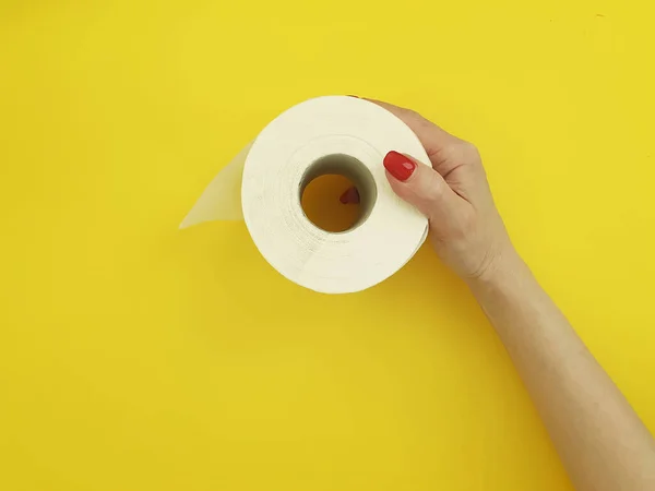 Mãos Femininas Segurando Rolo Papel Higiênico Fundo Colorido — Fotografia de Stock