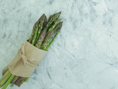 Beton arka planda taze kuşkonmaz