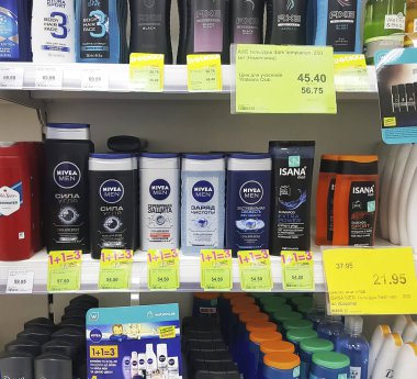 24 Şubat 2018, Ukrayna, Kiev mağazada farklı şampuanlar.