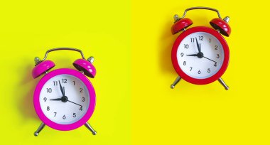 Renkli bir arkaplanda alarm saati