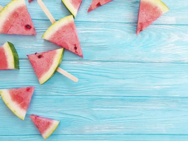 Ahşap arka planda bir karpuz dilimi