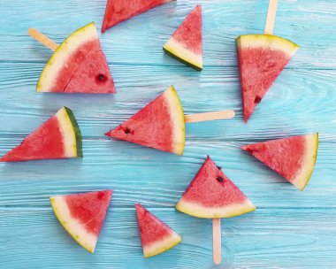 Ahşap arka planda bir karpuz dilimi