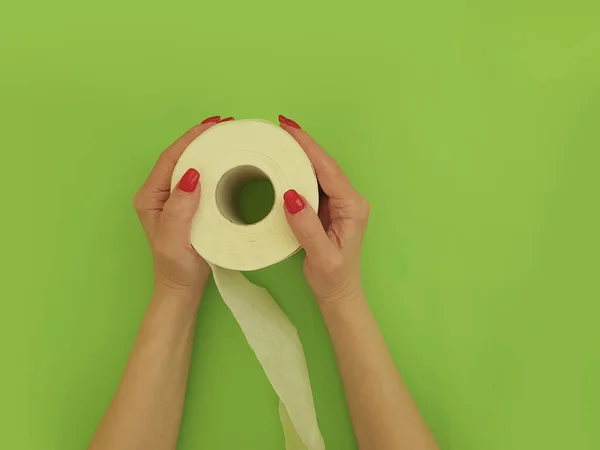 Kvinnliga Händer Hålla Toalettpapper Färgad Bakgrund — Stockfoto