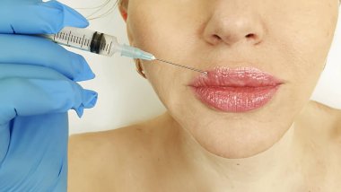 Kadın yüzü, şırınga dudakları kozmetik konsepti