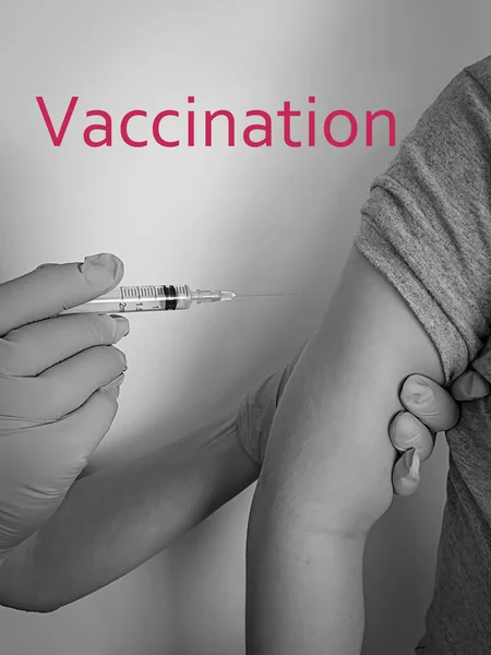 Mão Uma Luva Médica Vacina Uma Criança — Fotografia de Stock