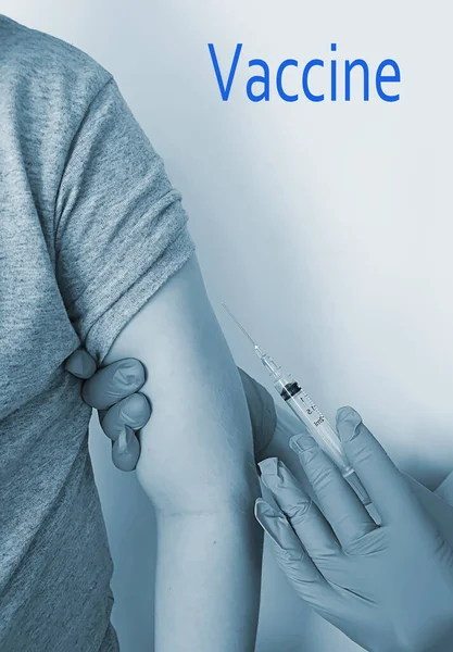 Χέρι Ένα Ιατρικό Γάντι Εμβολιάζει Ένα Παιδί — Φωτογραφία Αρχείου