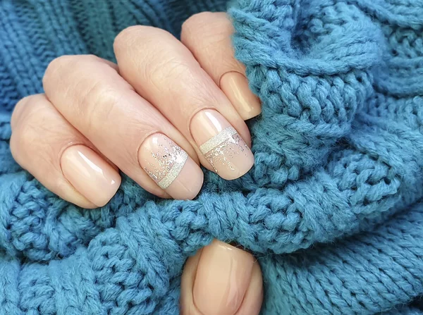 Kobieta Ręka Paznokieć Piękny Manicure Sweter — Zdjęcie stockowe