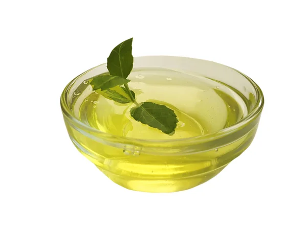 玻璃杯中的橄榄油 叶子隔离 — 图库照片