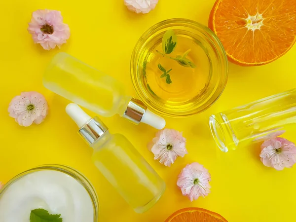 krem renkli arkaplanda kozmetik çiçek