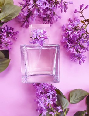 Şişe parfüm çiçeği, eflatun arka plan