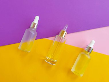 Renkli arkaplanda kozmetik serumu