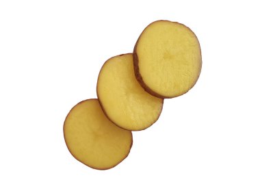 Beyaz arka planda çiğ patates.