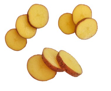 Beyaz arka planda çiğ patates.