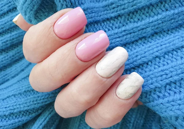 Vrouwelijke Hand Nagel Mooie Manicure Trui — Stockfoto