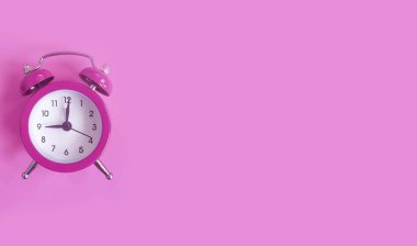 Renkli bir arkaplanda alarm saati