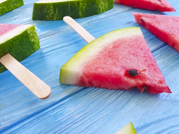 Verse Plakjes Watermeloen Een Houten Ondergrond — Stockfoto