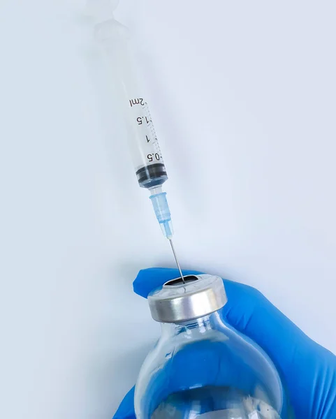 Hand Medical Glove Holds Syringe Bottle — Stock Photo, Image