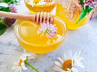 Taze bal, çimentoda papatya çiçeği