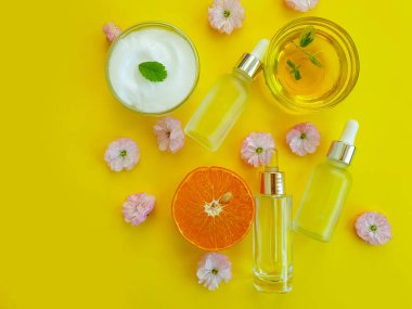krem renkli arkaplanda kozmetik çiçek