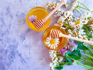 Ahşap bir arkaplanda leylak çiçeği