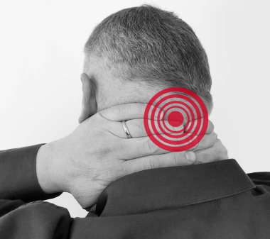 Gömlekli adam boynunu acıtıyor.